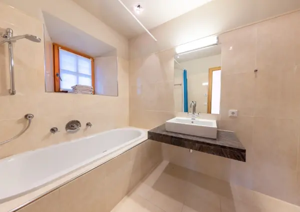 Hinterthal Lodge D1 en suite badkamer 1 1