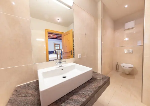 Hinterthal Lodge D1 en suite badkamer 1 2