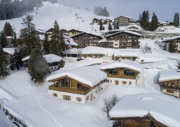 Chalet De Graaf Königsleiten - 
<ul>
  <li>Uitstekende ligging met directe toegang tot de Dorfbahn skigondel en skibus voor de deur.</li>
  <li>Luxueuze voorzieningen zoals een Finse sauna, open haard en ruime skiberging.</li>
  <li>Adembenemend uitzicht en sfeervolle inrichting met moderne Oostenrijkse stijl.</li>
</ul>