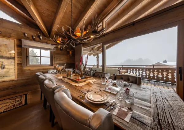 De Gravin eethoek bij balkon