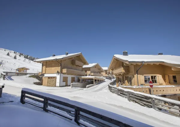 0025 HKR Duxer Lodge winter 13