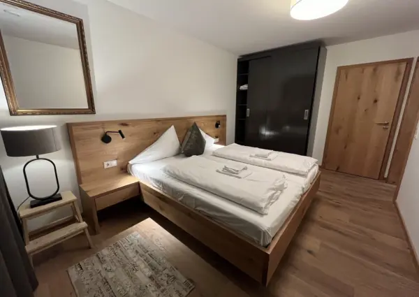 Edelweisshaus Top 14 slaapkamer met en suite badkamer