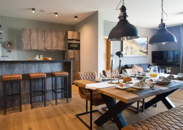 TOP 7 Edelweisshaus Konigsleiten Binnen overzicht keuken en tafel