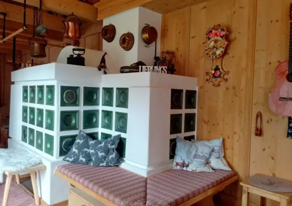 Falkenstein Dahoam Zithoek naast traditionele haard
