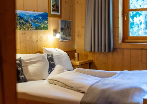 Hochkrimml Falkenstein Dahoam slaapkamer beneden opgemaakt bed