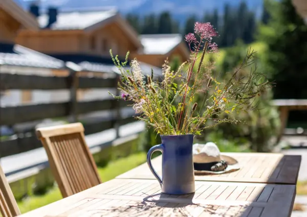Hochkrimml Gans den Berg 2 zomer eettafel buiten detail