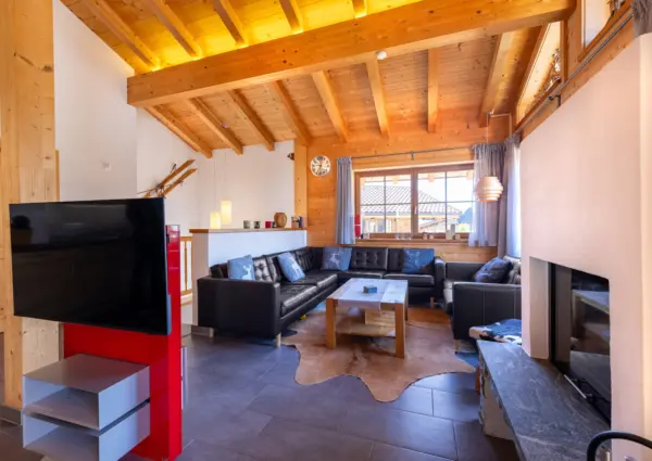 Chalet Bergkristall Grunerstein Bramberg zithoek woonkamer met tv