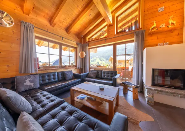 Chalet Bergkristall Grunerstein Bramberg woonkamer zithoek openhaard
