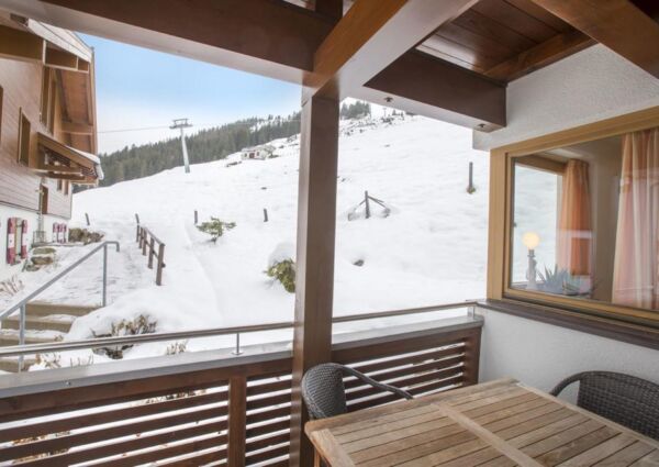 Haus Dana Königsleiten - 
<ul>
  <li>Directe toegang tot de piste en nabijheid van de skilift 'Dorfbahn' die je naar het skigebied Zillertal Arena brengt.</li>
  <li>Comfortabel en sfeervol ingericht appartement met voorzieningen zoals een compleet uitgeruste keuken en een badkamer met ligbad.</li>
  <li>Vlakbij skischool en skiverhuur, ideaal voor zowel ervaren als minder ervaren wintersporters.</li>
</ul>