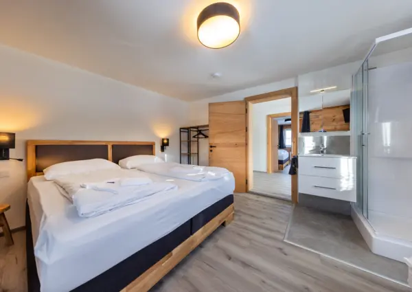 Haus Eckhausl Top 3 Gems Bramberg slaapkamer met badkamer en wasbak