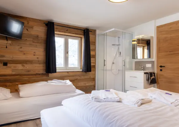 Haus Eckhausl Top 3 Gems Bramberg slaapkamer met badkamer