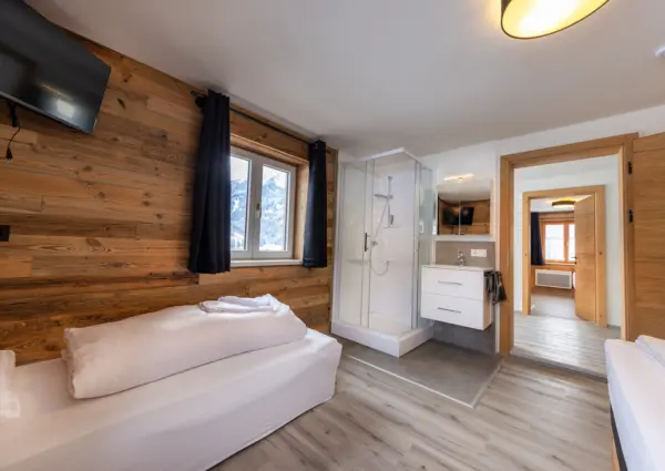 Haus Eckhausl Top 3 Gems Bramberg slaapkamer met een douche