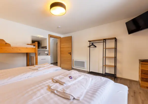 Haus Eckhausl Top 3 Gems Bramberg slaapkamer met stapelbed en tv