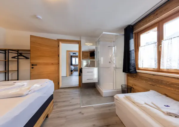 Haus Eckhausl Top 3 Gems Bramberg slaapkamer voor drie personen met douche