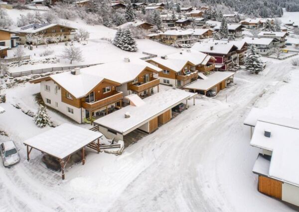 Haus Floria Neukirchen - 
<ul>
  <li>Rustige ligging met schitterend uitzicht op de Großvenediger en directe toegang tot de Wildkogel Arena voor skiën en langlaufen.</li>
  <li>Handige faciliteiten zoals een overdekte parkeerplaats, ski-opslagruimte en verwarmde (ski) schoenenruimte.</li>
  <li>Comfortabel en modern ingericht appartement met vloerverwarming en een zonnig terras op het zuiden.</li>
</ul>