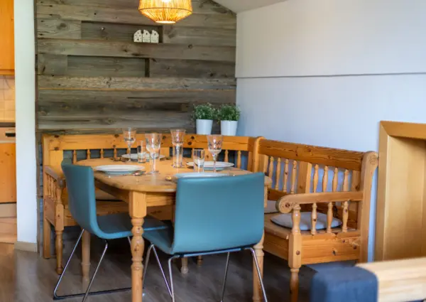 Haus Hut eethoek doorkijk