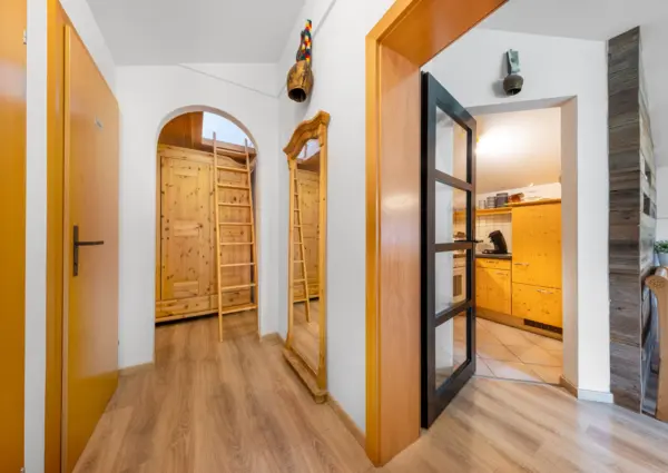 Haus Hut hal naar keuken en slaapvide
