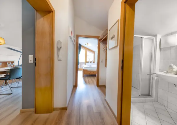 Haus Hut hal richting slaapkamer