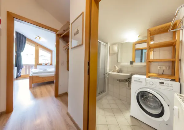 Haus Hut hal naar bad en slaapkamer