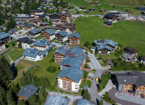 Haus Hut ligging zomer richting oefenweide
