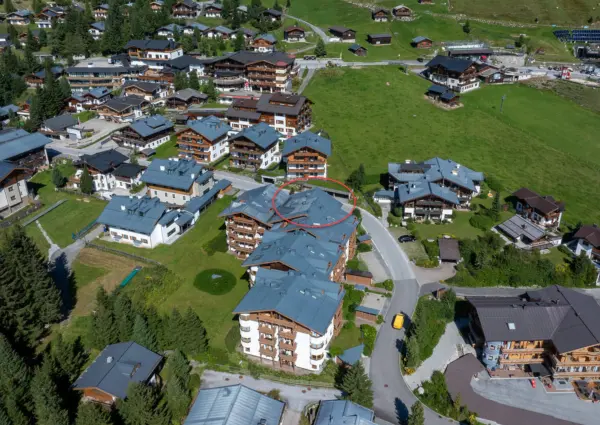 Haus Hut ligging zomer richting oefenweide