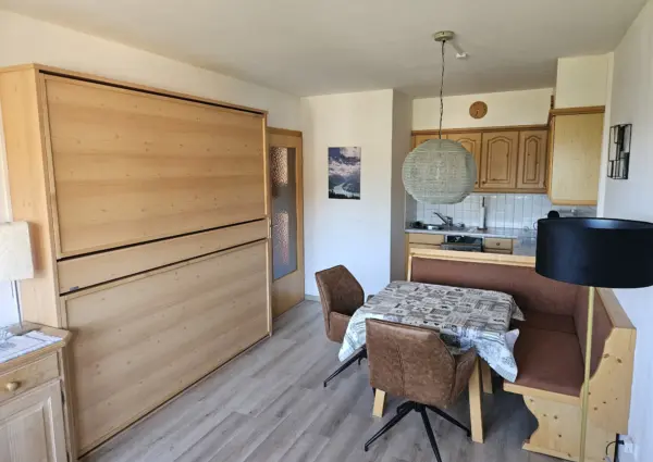 Haus Klaus eethoek naast uitklapbed voor livegang