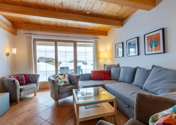 0005 HK Patricia top 1 2024 3