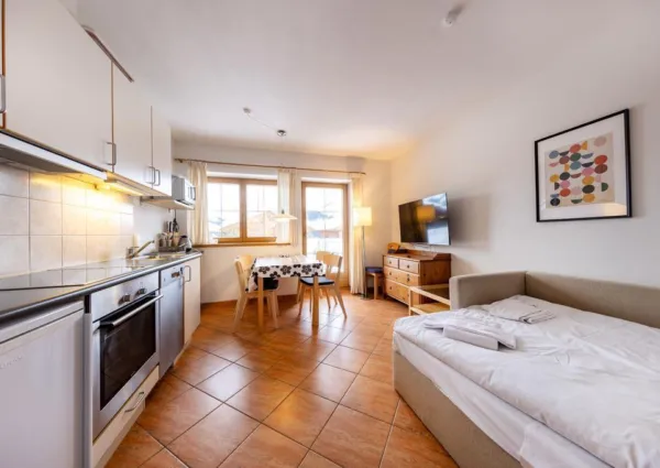 0005 HK Patricia Top 2 2024 3