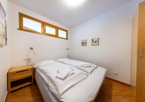 0008 HK Patricia Top 2 2024 6