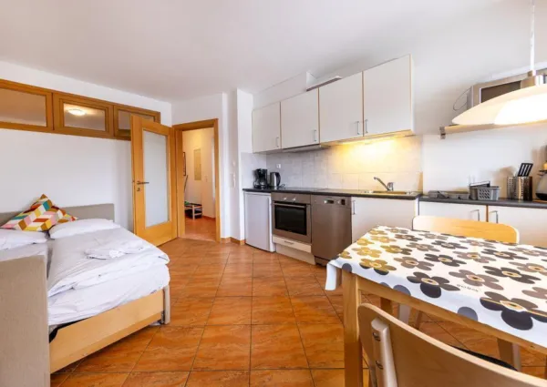 0017 HK Patricia Top 2 2024 4