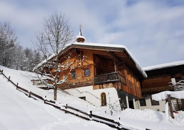 Haus Rendl 1 Bramberg -
<ul>
<li>Directe toegang tot het skigebied Kitzbüheler Alpen via de nabijgelegen 'Panorambahn' skigondel.</li>
<li>Ontspanning na een dag skiën met faciliteiten zoals een sauna en een natuurzwembad.</li>
<li>Gezellig overdekt balkon voor après-ski ontspanning met uitzicht op de bergen.</li>
</ul>