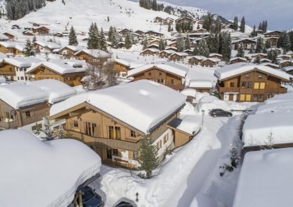 Haus Vriens Königsleiten - 
<ul>
  <li>Op loopafstand van de oefenweide en toegang tot het sneeuwzekere Zillertal Arena skigebied</li>
  <li>Ruime accommodatie met open haard en comfortabele voorzieningen voor ontspanning na een dag wintersport</li>
  <li>Beschikbaarheid van twee parkeerplaatsen in de garage tegenover de vakantiewoning</li>
</ul>