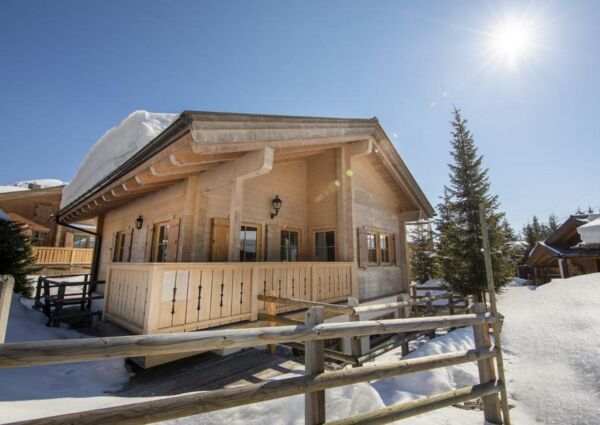 Helena's Hütte Königsleiten - 
<ul>
  <li>Centraal gelegen met winterfaciliteiten op loopafstand</li>
  <li>Moderne en luxe voorzieningen inclusief sauna en open haard</li>
  <li>Toegang tot het sneeuwzekere skigebied Zillertal Arena</li>
</ul>
