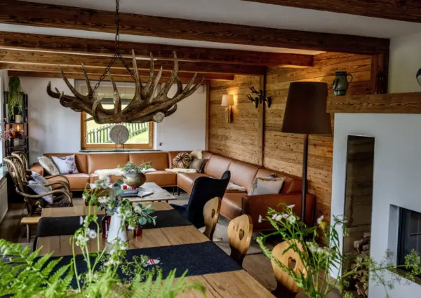 Neukirchen Hieburg Lodge overzicht woonkamer