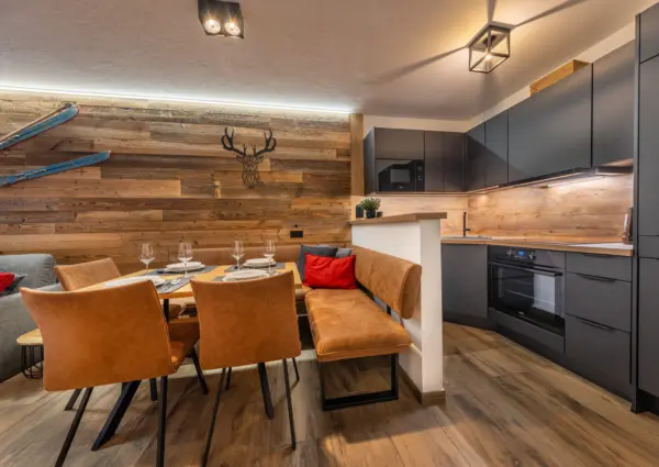 Hochleger am Anger Top 10 Koningsleiten eettafel keuken overzicht rechts