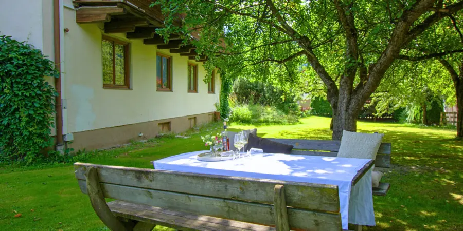 Landhaus Maier buitenaanzicht picknick tafel