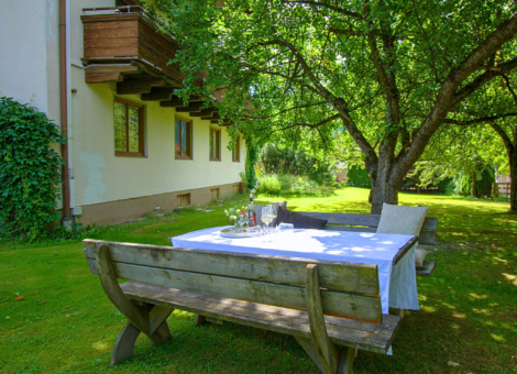 Landhaus Maier buitenaanzicht picknick tafel