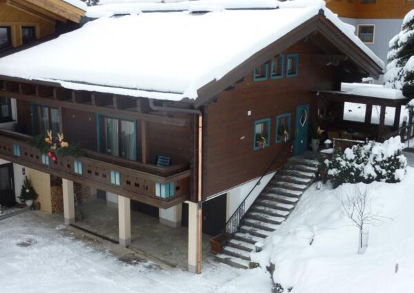 Landhaus Zirmhof Saalbach - 
<ul>
  <li>Directe toegang tot de 'Schönleiten' gondel en het skicircus van Saalbach-Hinterglemm</li>
  <li>Skischool en oefenweide in de directe nabijheid</li>
  <li>Sfeervolle Oostenrijkse inrichting met authentieke kachelofen</li>
</ul>