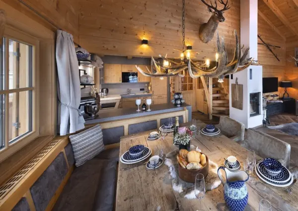 Konigsleiten Mooshutte eettafel en keuken