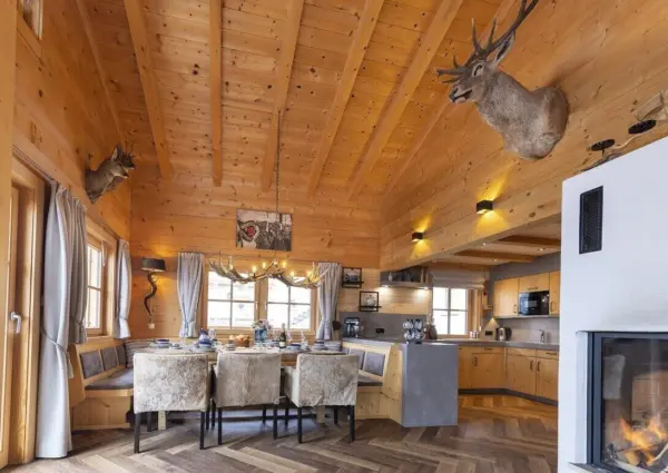 Konigsleiten Mooshutte openhaard en eettafel