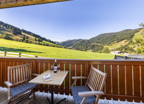 Dienten Mountain Resort Top 1 balkon met uitzicht op groene weide