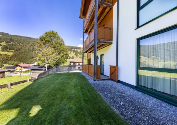 Dienten Mountain Resort Top 1 balkon met grasveld