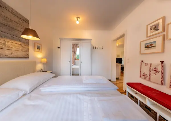 Mountain Resort Top 10 Dienten slaapkamer met rode bank