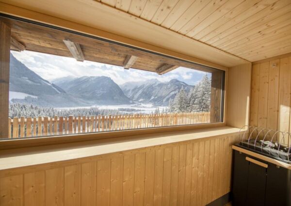 Nationalpark Chalet Bretterspitze Neukirchen - 
<ul>
  <li>Directe toegang tot de dalafdaling van het familievriendelijke skigebied de Wildkogel Arena.</li>
  <li>Ruime en luxe accommodatie met vier slaapkamers, elk met een eigen badkamer en-suite.</li>
  <li>Grote Finse sauna met uitzicht op de bergen en het dal voor ontspanning na een dag wintersport.</li>
</ul>