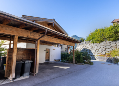 Neukirchen Nationalpark chalet Gamsmutter zomer aanzicht carport 2