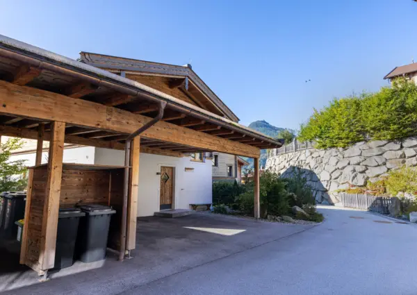 Neukirchen Nationalpark chalet Gamsmutter zomer aanzicht carport 2