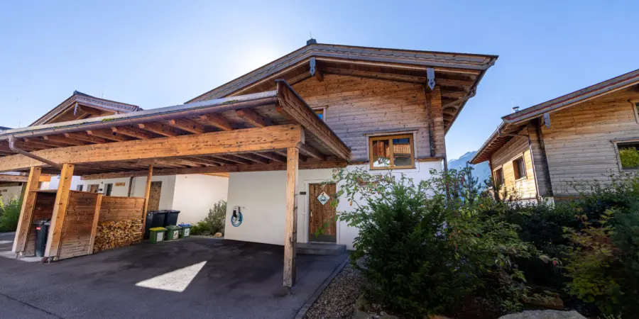 Neukirchen Nationalpark chalet Gamsmutter zomer aanzicht carport