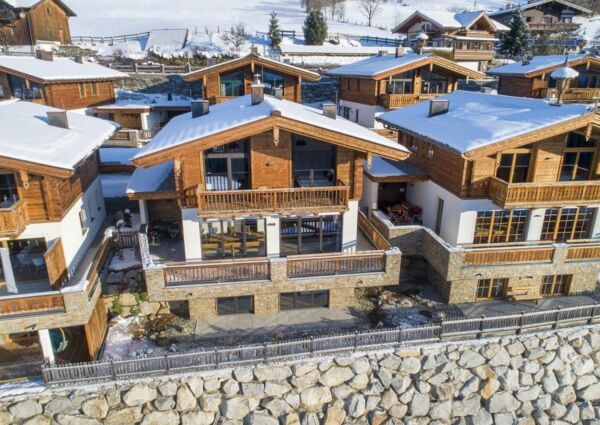 Nationalpark Chalet Glockhaus Neukirchen - 
<ul>
  <li>Directe toegang tot de skipiste en nabijheid van skiverhuur en -lessen.</li>
  <li>Comfort en privacy van een chalet met hotelgemakken, inclusief receptie en ontspanningsfaciliteiten zoals een Finse sauna.</li>
  <li>Toegang tot familievriendelijk skigebied Wildkogel Arena en nabijheid van uitdagend skigebied Zillertal Arena.</li>
</ul>