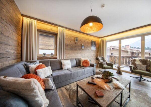Nationalpark Chalet Hochalmspitze Neukirchen - 
<ul>
  <li>Perfecte uitvalsbasis met toegang tot twee nabijgelegen skigebieden: Zillertal Arena en Wildkogel Arena.</li>
  <li>Volledige ontspanning na een dag skiën met een Finse sauna en comfortabele zithoek bij de open haard.</li>
  <li>Handige faciliteiten zoals skiberging en mogelijkheid om skilessen en wintersportbenodigdheden te regelen bij de receptie.</li>
</ul>