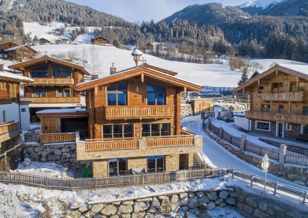 Nationalpark Chalet Hohe Warte Neukirchen - 
<ul>
  <li>Directe toegang tot de dalafdaling van de Wildkogel Arena en nabijheid van skiverhuur en skischool.</li>
  <li>Gemakkelijke bereikbaarheid van meerdere skigebieden, waaronder de Kitzbüheler Alpen en de Zillertal Arena.</li>
  <li>Luxueuze faciliteiten inclusief sauna en prachtig uitzicht over het dal.</li>
</ul>